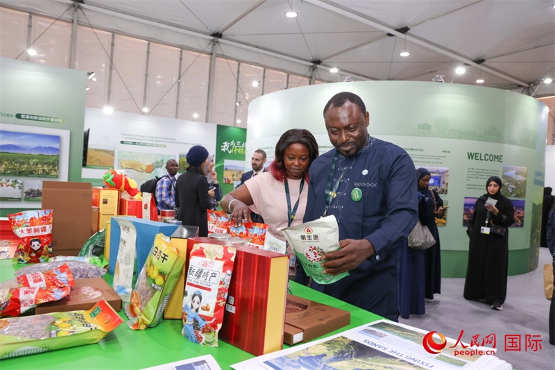 嘉賓了解中國館展示產(chǎn)品。人民網(wǎng)記者任皓宇攝