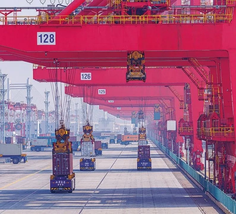 共建“一帶一路”國(guó)家在工作制度對(duì)接、技術(shù)標(biāo)準(zhǔn)協(xié)調(diào)、檢驗(yàn)結(jié)果互認(rèn)等方面強(qiáng)化合作、統(tǒng)一標(biāo)準(zhǔn)，貿(mào)易自由化便利化水平不斷提升。上海洋山港海關(guān)對(duì)接共建國(guó)家進(jìn)出口貨物相關(guān)標(biāo)準(zhǔn)，推動(dòng)通關(guān)一體化方式申報(bào)，提升通關(guān)效率。圖為無(wú)人駕駛的全自動(dòng)導(dǎo)引車(chē)在洋山港穿梭往來(lái)，搬運(yùn)集裝箱。王初 攝