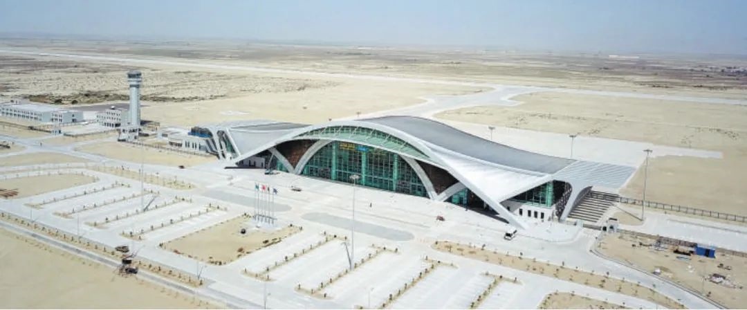 今年10月正式竣工的巴基斯坦瓜達(dá)爾新國(guó)際機(jī)場(chǎng)是中巴經(jīng)濟(jì)走廊建設(shè)進(jìn)一步走向深入的重要標(biāo)志，有力推動(dòng)中巴經(jīng)濟(jì)走廊建設(shè)成為高質(zhì)量共建“一帶一路”的示范性項(xiàng)目。圖為瓜達(dá)爾新國(guó)際機(jī)場(chǎng)。艾哈邁德·卡邁勒 攝（新華社發(fā)）
