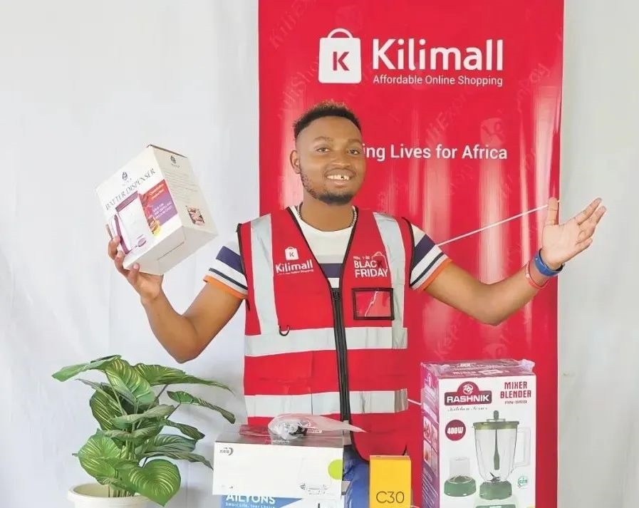 隨著“絲路電商”國(guó)際合作深入推進(jìn)，共建“一帶一路”國(guó)家雙多邊數(shù)字貿(mào)易規(guī)則對(duì)接不斷強(qiáng)化。借助“絲路電商”合作機(jī)制，肯尼亞主播迪克森·恩甘加在當(dāng)?shù)刂辈ж洝⑼袂?攝（新華社發(fā)）