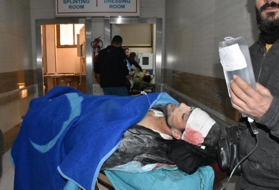 11月29日，在敘利亞阿勒頗，傷者被送往醫(yī)院接受治療。新華社發(fā)