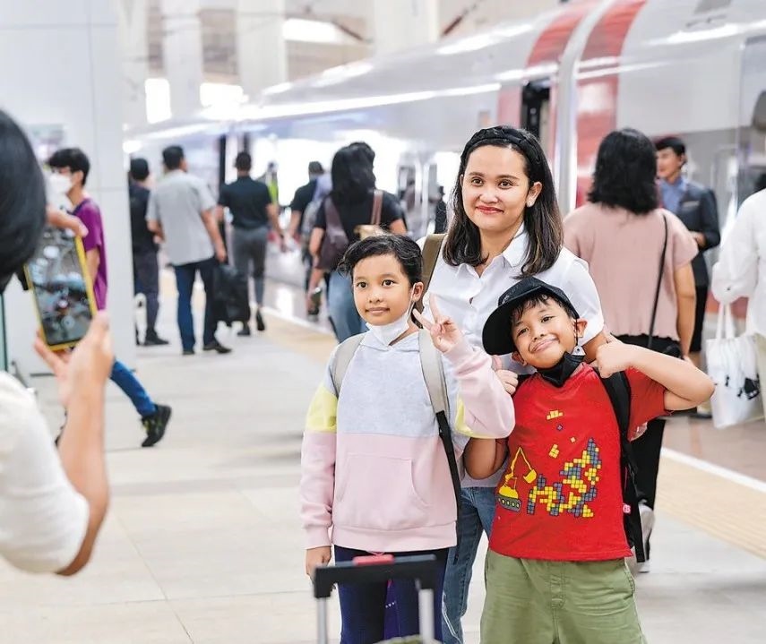 雅萬(wàn)高鐵是我國(guó)在境外完成全過(guò)程勘察設(shè)計(jì)建設(shè)的首個(gè)高鐵項(xiàng)目，于去年10月17日正式開(kāi)通運(yùn)營(yíng)，是中印尼共建“一帶一路”合作的典范。圖為乘客在和雅萬(wàn)高鐵動(dòng)車(chē)組合影留念。新華社記者 徐欽 攝