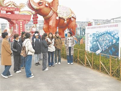 圖為南開(kāi)大學(xué)“文旅融合創(chuàng)新與實(shí)踐”微專業(yè)學(xué)生正在調(diào)研。受訪者供圖