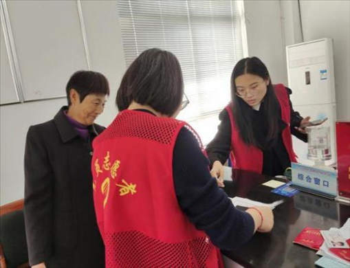 代辦人員為村民辦理醫(yī)保報銷。 圖片來源：江蘇南通啟東市數(shù)據(jù)局