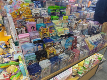 北京某文具店卡牌盲盒柜臺，未設(shè)相關(guān)提醒。人民網(wǎng)記者 黃鈺攝