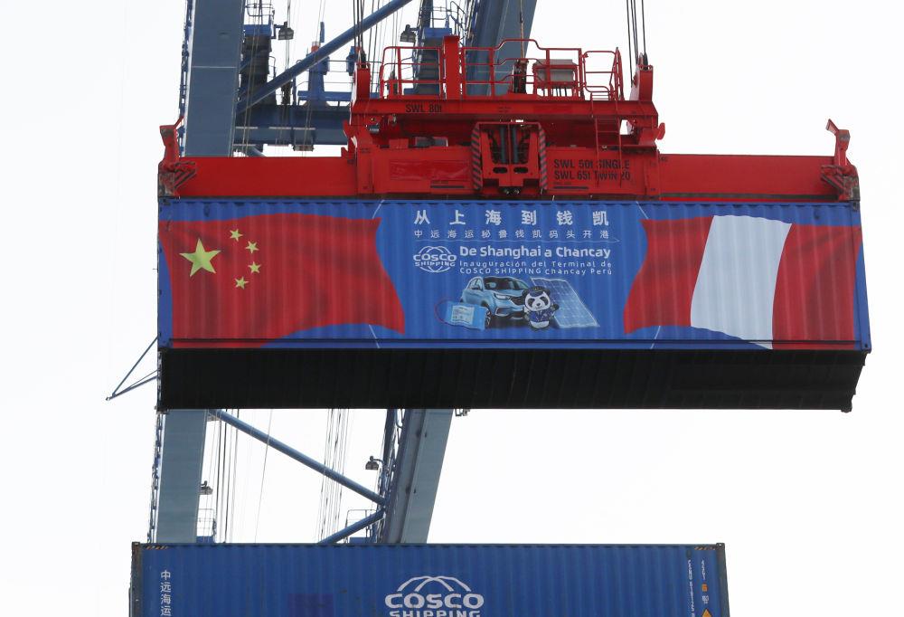 2024年11月14日，在秘魯首都利馬以北的錢凱港，岸邊智能化設(shè)備吊裝集裝箱。