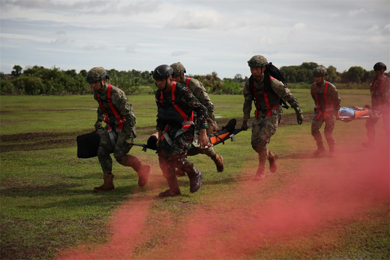 中印尼雙方空降兵隊員空降至指定地域后，迅速展開“傷病員”救治和轉(zhuǎn)移。段江山攝