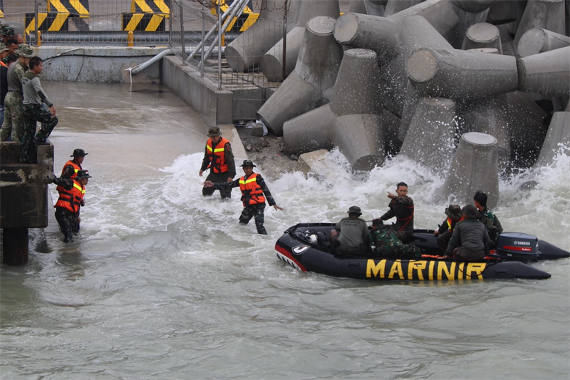 中印尼雙方海軍參演官兵協(xié)力將“落水人員”救上橡皮艇。周宇攝