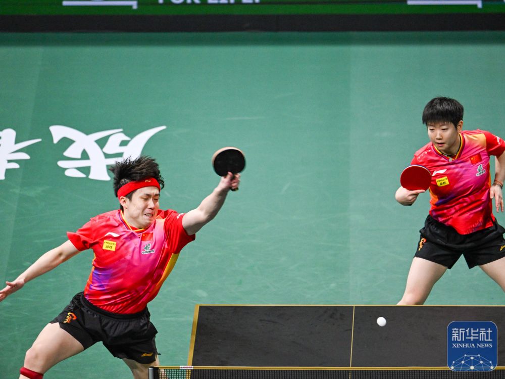 ↑中國隊(duì)組合王楚欽（左）/孫穎莎在混雙比賽中。新華社記者 王曦 攝