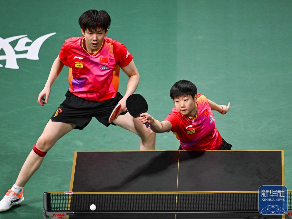 ↑中國隊(duì)組合王楚欽/孫穎莎（右）在混雙比賽中。新華社記者 王曦 攝