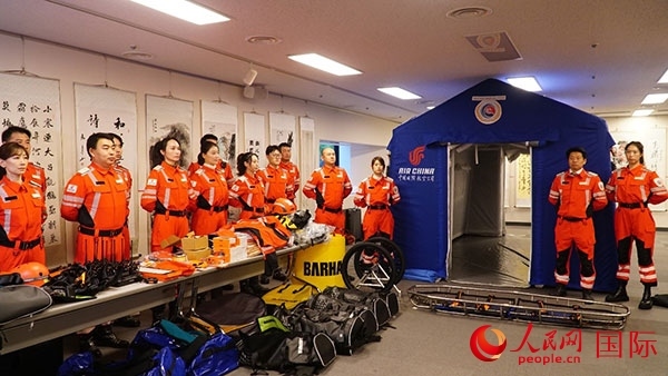 國(guó)航日韓支社捐贈(zèng)的專業(yè)救援裝備。人民網(wǎng) 蔣曉辰攝
