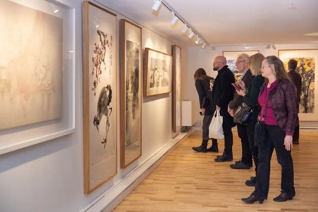 來(lái)賓參觀畫展。中國(guó)駐瑞典大使館供圖