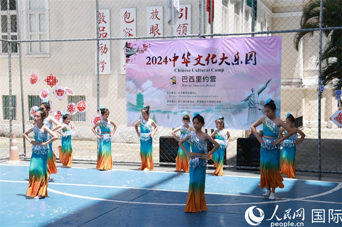 傣族舞蹈《金色的孔雀》以優(yōu)美的動(dòng)作贏得觀眾喝彩。人民網(wǎng)記者 陳海琪攝