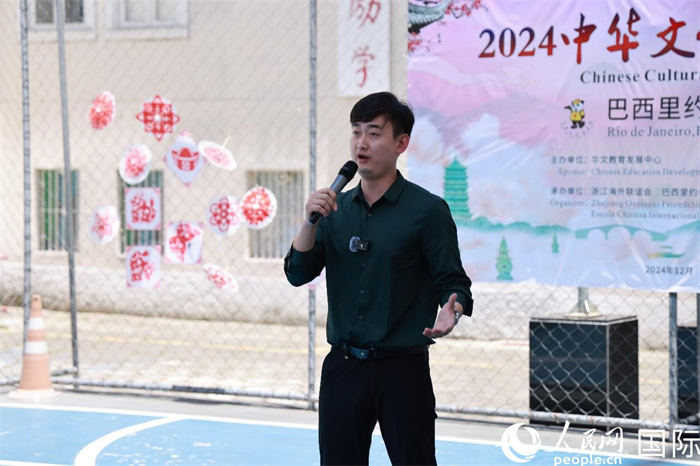 歌曲《故鄉(xiāng)的云》喚起了在外游子對(duì)故鄉(xiāng)的懷念。人民網(wǎng)記者 陳海琪攝