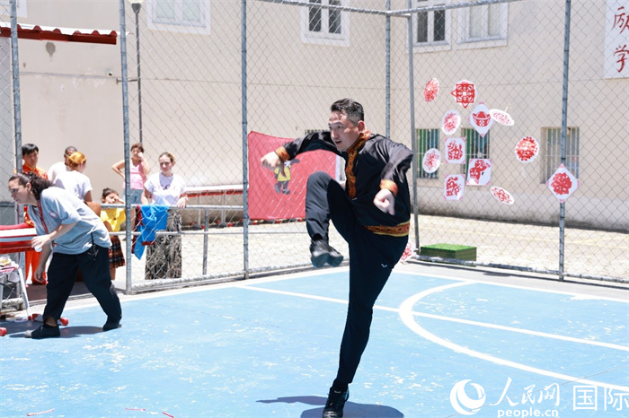 塔吉克舞蹈《夢(mèng)想》通過(guò)靈動(dòng)的舞姿展現(xiàn)了塔吉克族對(duì)美好生活的向往，仿佛帶領(lǐng)觀眾走進(jìn)了帕米爾高原。人民網(wǎng)記者 陳海琪攝