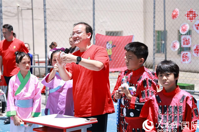 趣味數(shù)學(xué)節(jié)目以富有創(chuàng)意的數(shù)字游戲和魔尺變幻為亮點(diǎn)，激發(fā)了孩子們的數(shù)學(xué)思維與想象力。人民網(wǎng)記者 陳海琪攝