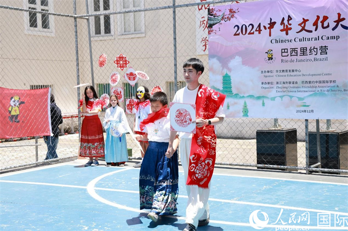 《SHOW美中華》通過(guò)國(guó)風(fēng)服飾走秀，將傳統(tǒng)文化與現(xiàn)代創(chuàng)意完美結(jié)合。人民網(wǎng)記者 陳海琪攝