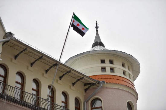 12月9日，在俄羅斯首都莫斯科，敘利亞駐俄羅斯使館升起代表敘利亞反對派的旗幟。新華社發(fā)（亞歷山大攝）