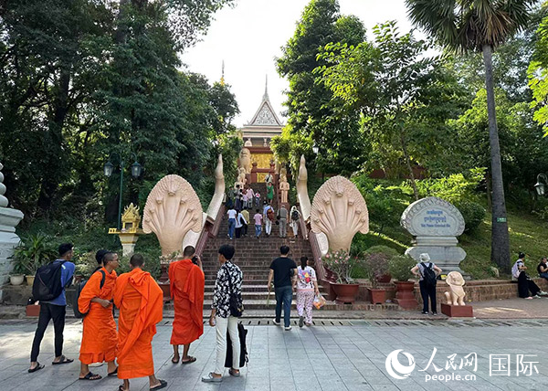 游客在金邊塔山寺游玩。人民網(wǎng)記者 簡承淵攝