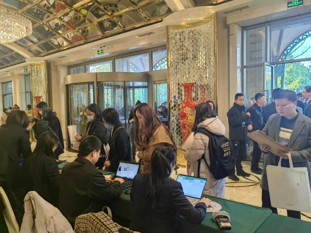 12月12日，第十批國家組織藥品集中帶量采購現(xiàn)場。新華社記者龔雯 攝