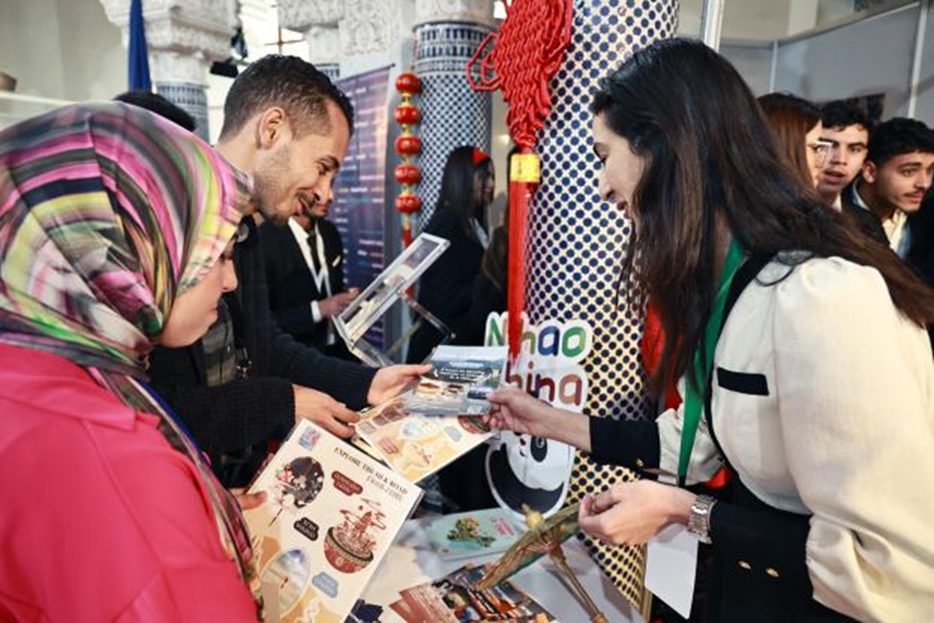 摩洛哥觀眾在中國展臺(tái)前觀看宣傳資料。拉巴特中國文化中心供圖
