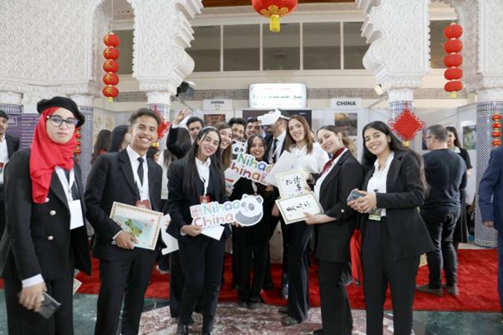 當(dāng)?shù)孛癖娛殖帧澳愫?！中國”手牌合影。拉巴特中國文化中心供圖