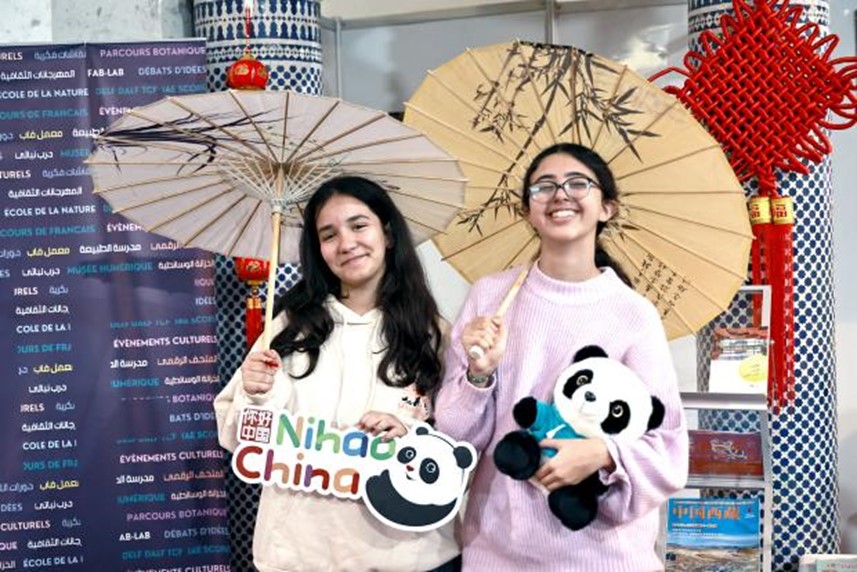 兩名女孩在合影。拉巴特中國文化中心供圖