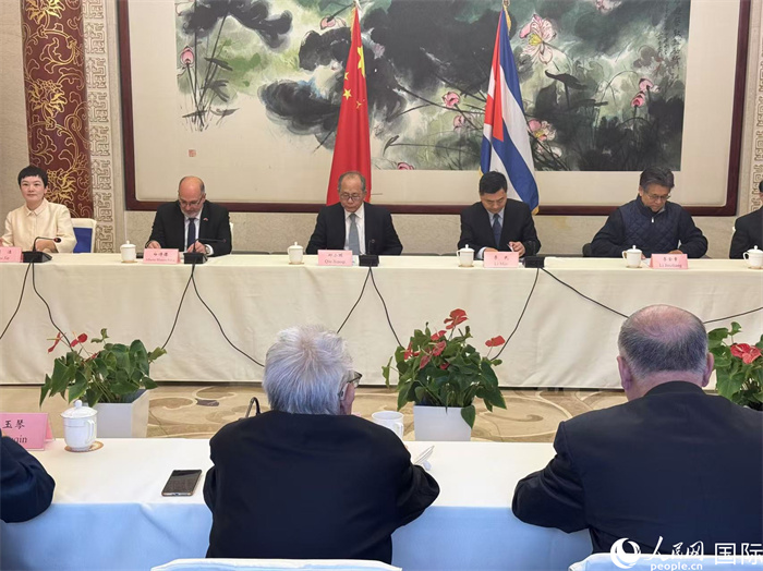 “紀(jì)念首批中國學(xué)生赴古巴留學(xué)暨中古開啟教育合作60周年座談會(huì)”在京舉辦。人民網(wǎng)記者 趙健攝