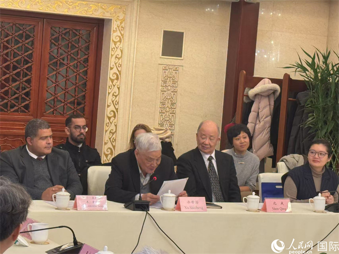 老一輩赴古留學(xué)生代表徐世澄在座談會(huì)上發(fā)言。人民網(wǎng)記者 趙健攝