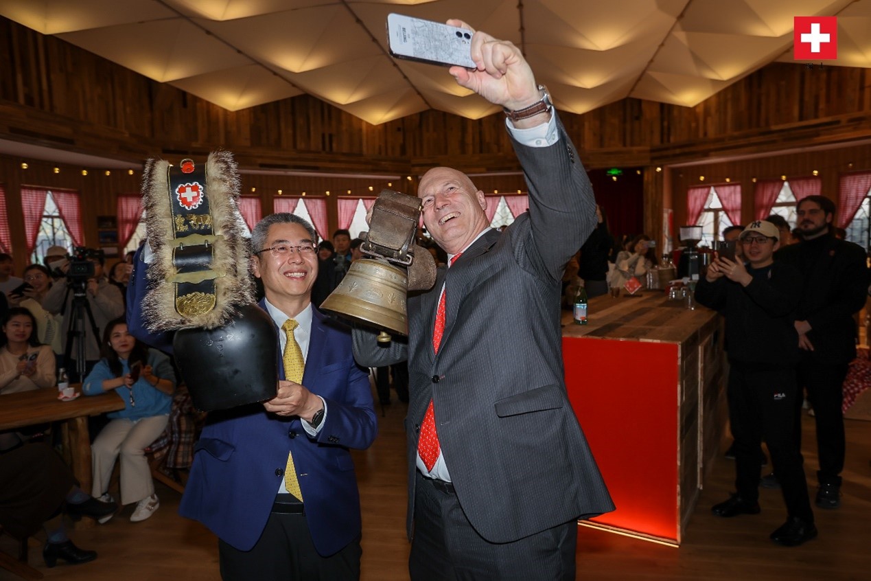 瑞士駐華大使白瑞誼與北京市西城區(qū)委副書記、代區(qū)長郅海杰搖響瑞士牛鈴，共同為小木屋揭幕。瑞士駐華大使館供圖
