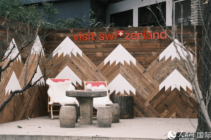 瑞士小木屋一隅，靜謐中散發(fā)出阿爾卑斯的冬日溫情。人民網(wǎng) 實(shí)習(xí)生黃睿攝