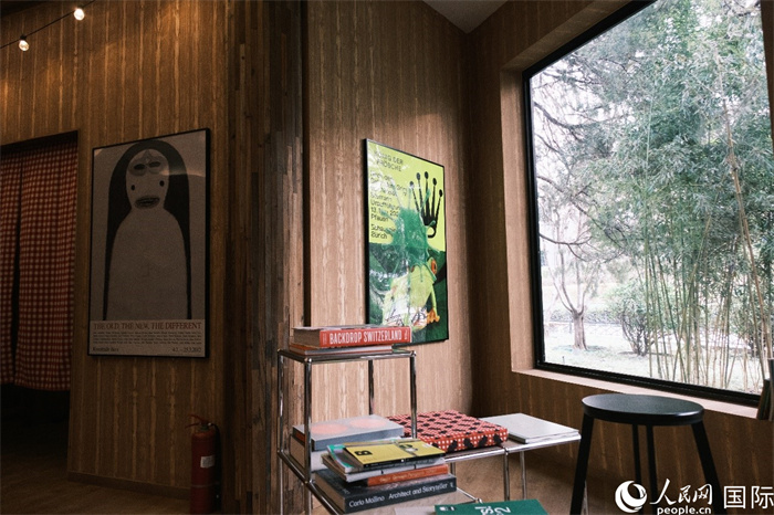 小木屋室內(nèi)一角體現(xiàn)出時(shí)尚簡約的瑞士元素。人民網(wǎng) 實(shí)習(xí)生黃睿攝