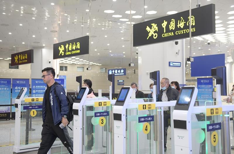 △2024年2月29日，旅客從橫琴口岸過關。