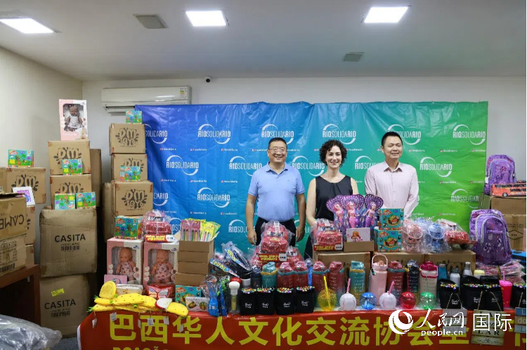 中國駐里約熱內(nèi)盧總領(lǐng)館副總領(lǐng)事王尉育（右）、里約慈善協(xié)會(huì)主席保拉·菲格雷多（中）、巴西華人文化交流協(xié)會(huì)主席上官建峰（左）出席捐贈(zèng)活動(dòng)并致辭。人民網(wǎng)記者 陳海琪攝