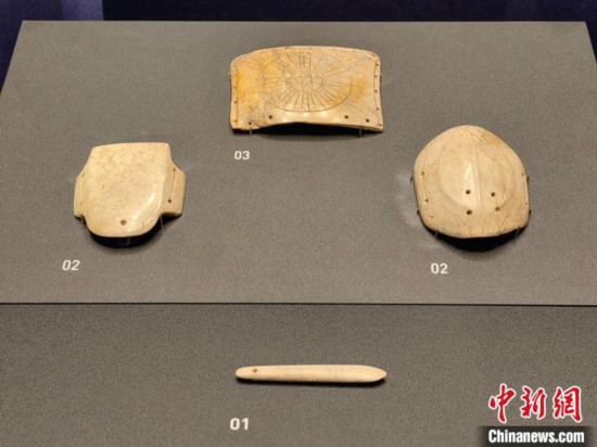 12月14日，“文明先鋒—凌家灘文化玉器展”在故宮博物院文華殿開幕。圖為展覽現(xiàn)場的玉龜、玉版和玉簽。 中新社記者 應妮 攝
