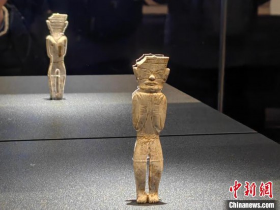 12月14日，“文明先鋒—凌家灘文化玉器展”在故宮博物院文華殿開幕。圖為展覽現(xiàn)場的立姿玉人。 中新社記者 應妮 攝