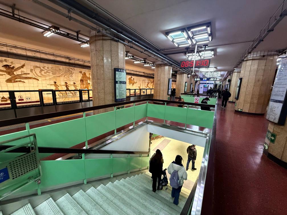 乘客從北京地鐵2號(hào)線東四十條站走“站中站”換乘地鐵3號(hào)線。新華社記者張驍 攝