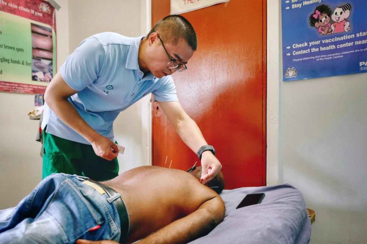 第20期中國(guó)（江蘇）援圭亞那醫(yī)療隊(duì)在圭偏遠(yuǎn)的林登高速社區(qū)開展義診。中國(guó)援圭醫(yī)療隊(duì)供圖