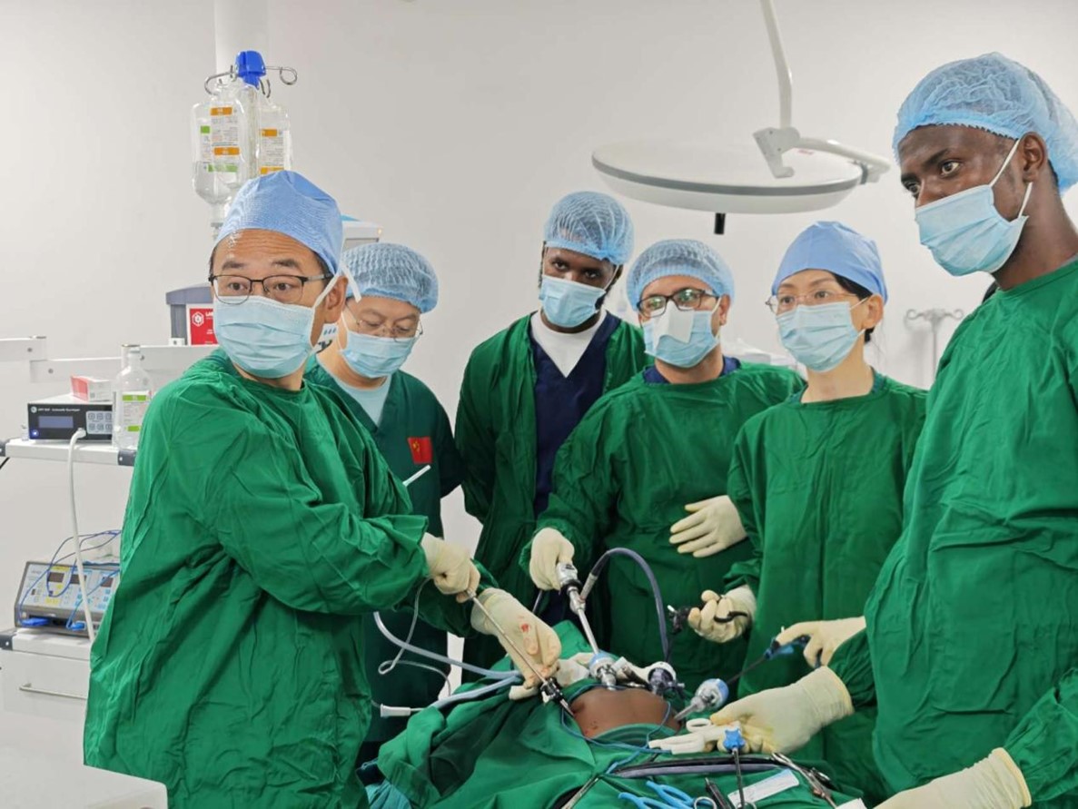 中外醫(yī)師合作進行腹腔鏡手術(shù)。中國援桑醫(yī)療隊供圖