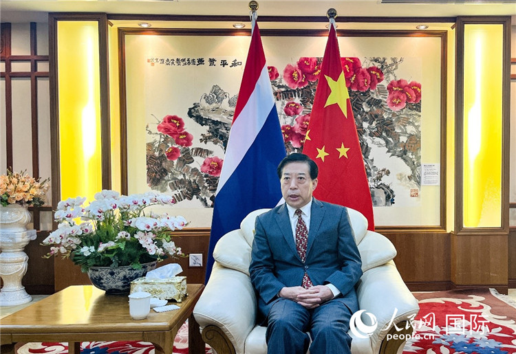 2024年12月10日，中國(guó)駐泰國(guó)大使韓志強(qiáng)在泰國(guó)曼谷接受中國(guó)—東盟中心（ACC）組織的“多彩東盟：2024年中國(guó)媒體東盟行”媒體團(tuán)采訪。人民網(wǎng)記者 羨江楠攝