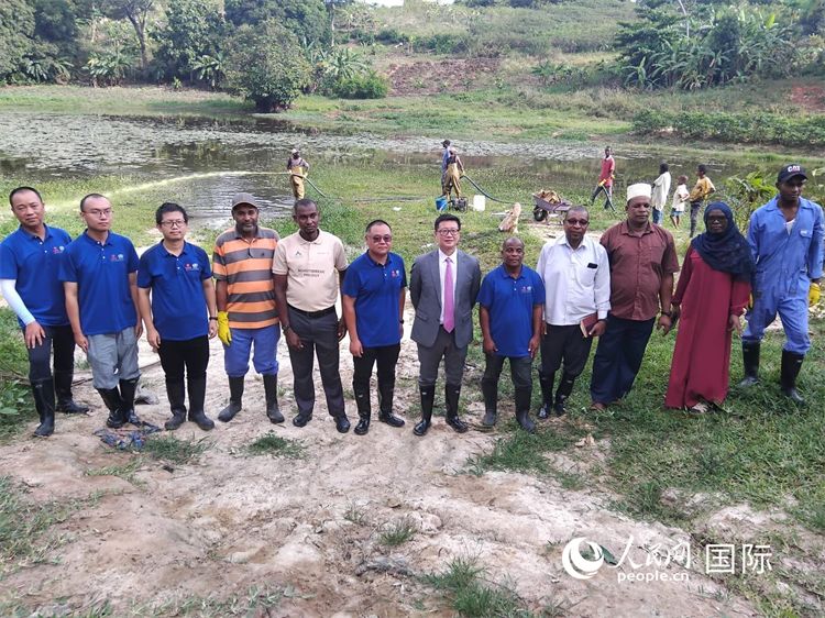 滅螺現(xiàn)場。施亮攝