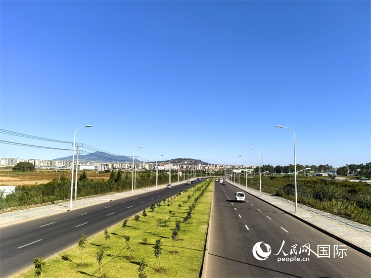 新近完工的埃塞俄比亞卡里提環(huán)線—布爾布拉—克林圖公路遠景。張洪衛(wèi)攝