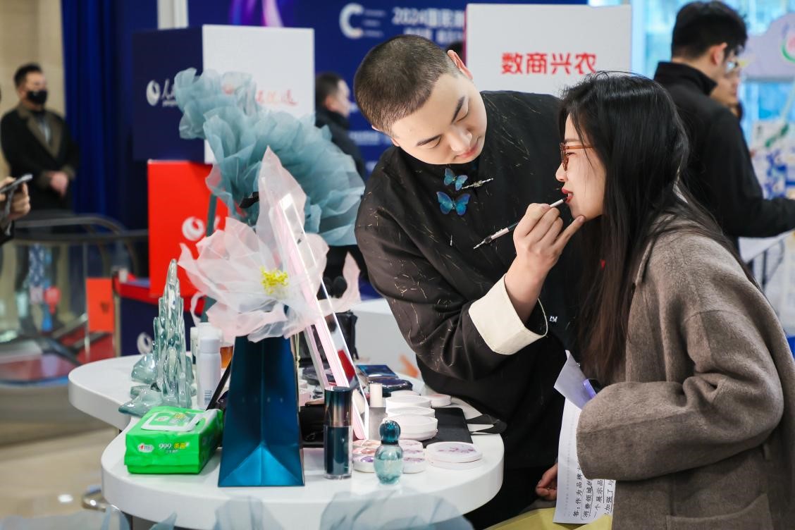 美妝展位化妝師為嘉賓一對一化妝。林文松攝