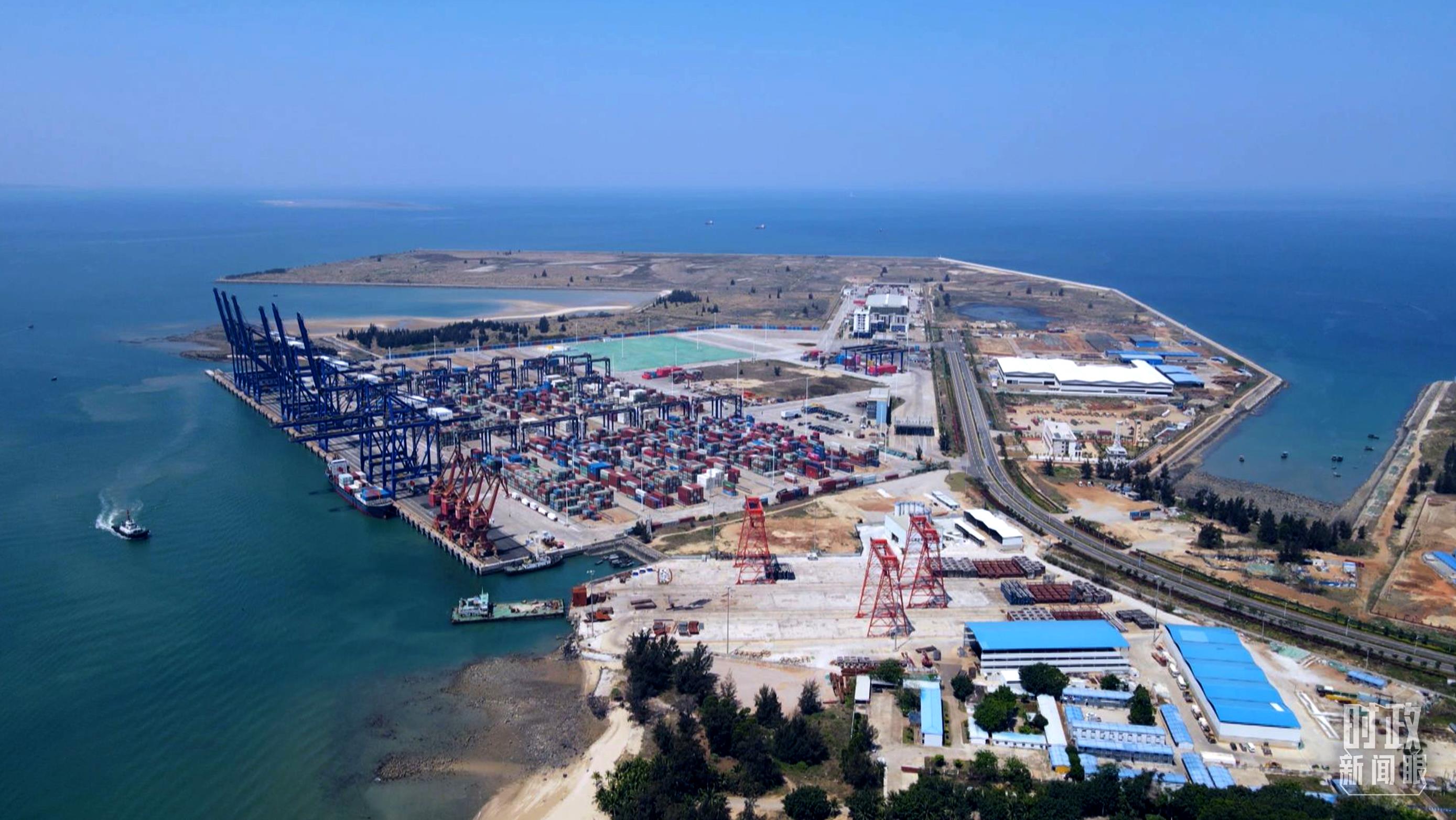 俯瞰海南洋浦港口。（總臺(tái)記者葉飛拍攝）