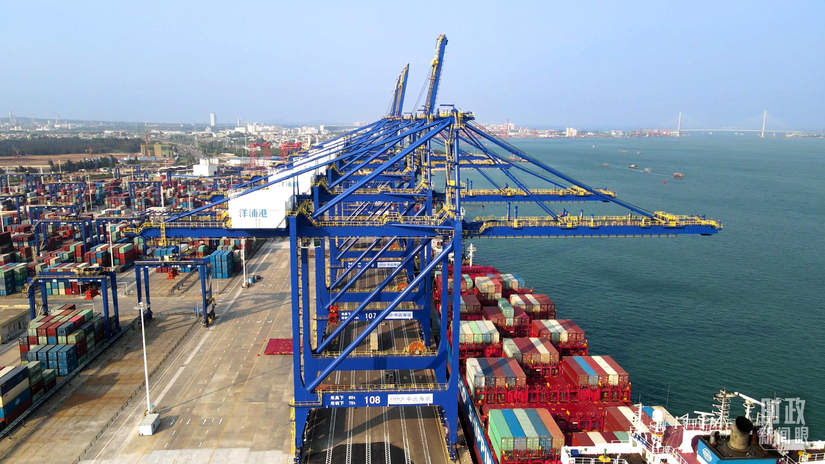 海南洋浦國(guó)際集裝箱碼頭小鏟灘港區(qū)。（總臺(tái)央視記者彭漢明拍攝）