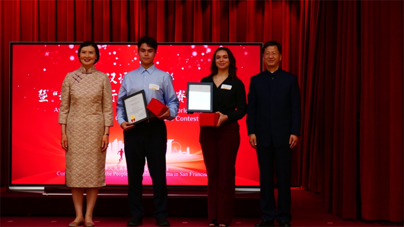 駐舊金山總領(lǐng)事張建敏及其夫人鄭心為選手頒獎(jiǎng)。李鑫江攝