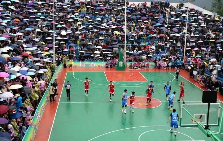 2024年5月1日，人們在貴州省黔東南苗族侗族自治州臺江縣臺盤鄉(xiāng)臺盤村觀看“村BA”球王爭霸賽。 新華社發(fā)（余天英 攝）