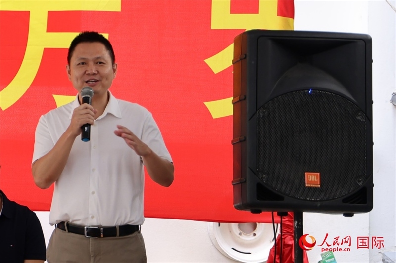 中國(guó)駐里約總領(lǐng)館副總領(lǐng)事王尉育在捐贈(zèng)活動(dòng)上致辭。人民網(wǎng)記者 陳海琪攝