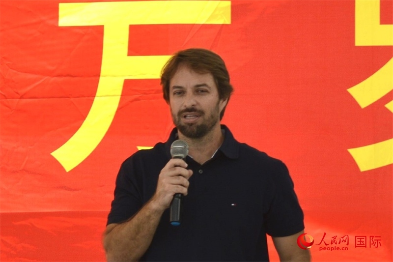 里約州環(huán)境與可持續(xù)發(fā)展廳副廳長(zhǎng)費(fèi)利佩·克魯奇克在捐贈(zèng)活動(dòng)上致辭。人民網(wǎng)記者 陳海琪攝