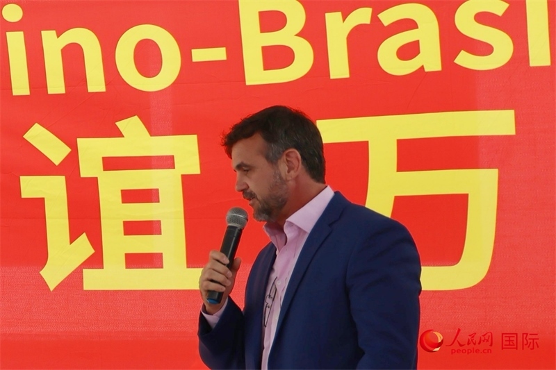 里約州國(guó)家環(huán)境研究所所長(zhǎng)雷納托·若爾當(dāng)在捐贈(zèng)活動(dòng)上致辭。人民網(wǎng)記者 陳海琪攝